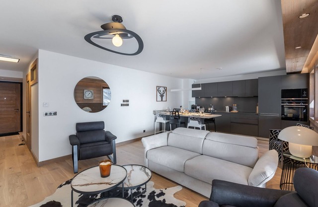 Modern Apartment, 5-Min Walk to Mont d'Arbois Lifts, Sauna, Gym, Sleeps 6