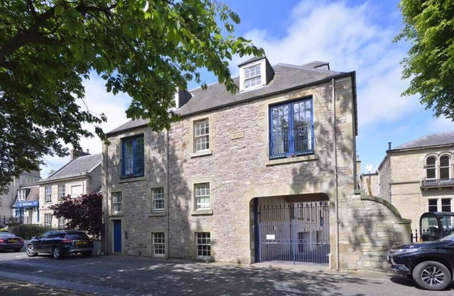 Modern apartment in heart of Kelso. Well equipped, minutes walk to everything