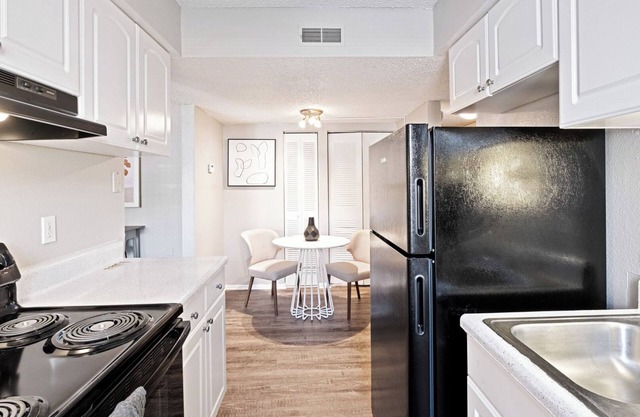 Modern Apartment in Prime Location (ID7983X03)