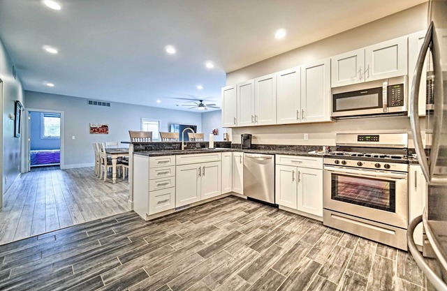 Modern Apartment w/Deck: 3 Miles to Grass Lake!