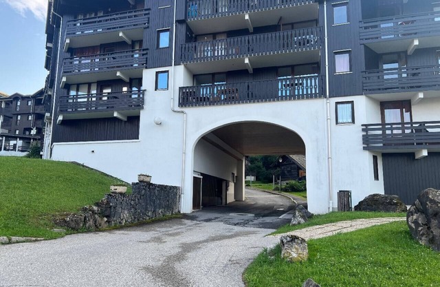 Modern apt 5 ppl, balcony with ski runs view