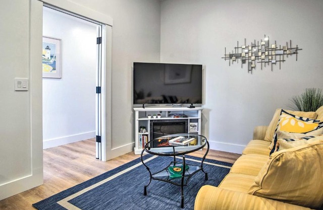 Modern Apt Near Marthas Vineyard Beaches!