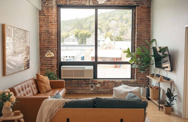 Modern Apt w/Gym, Elevator, Coffee Shop | 222