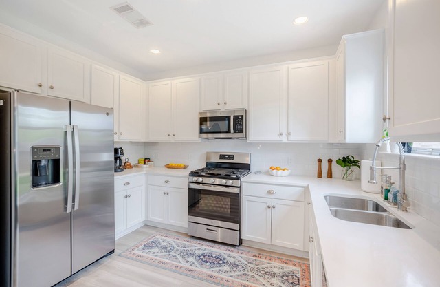 Modern, Bright & Cozy ~ 10 min to Domain & Downtown