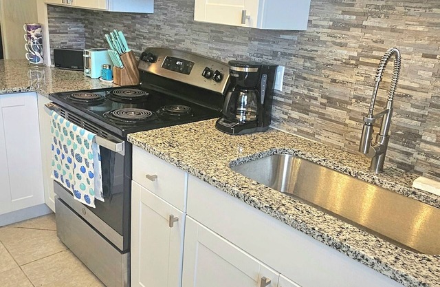 Modern Bright Tropical 2-bedroom condo near Ft Myers Beach