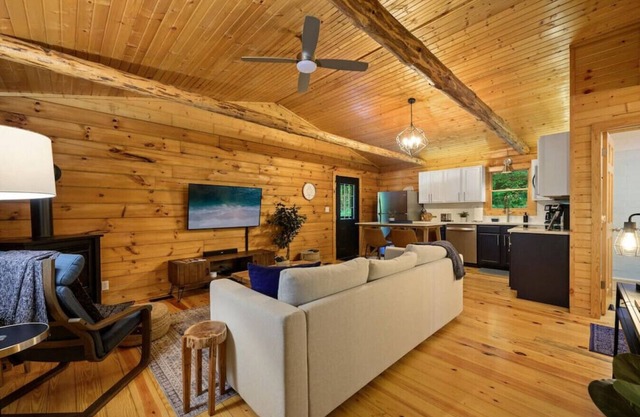 Modern Cabin w/Trail to Waterfall/Cave/Cliff (FV)
