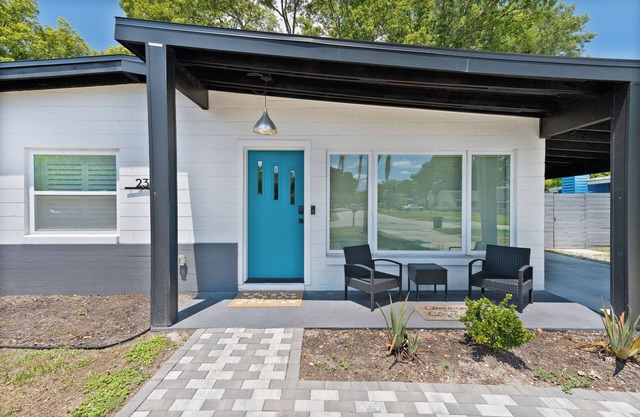 Modern, Charming Home in the heart of Winter Park- Perfect for a couples retreat or small group!