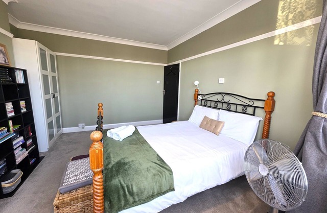 Modern Chic: 3-Bed Retreat in Chadwell Heath