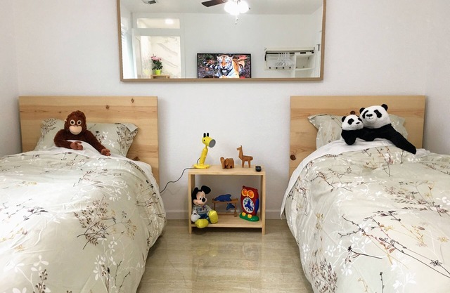 Modern Chic Fully-Furnished Townhouse near Disney, Beach, Shopping, FWY, Airport