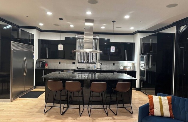 Modern Chic Loft in Downtown Shawnee KS Walking Distance to Local Atrractions