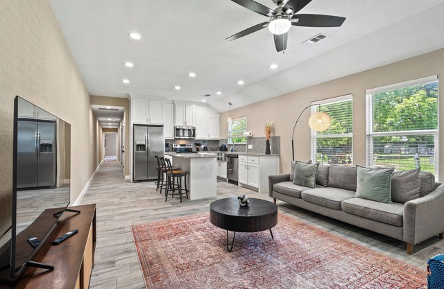 Modern Clean, Near Austin College & Fully Equipped