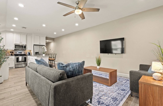 Modern Clean, Near Austin College & Fully Equipped