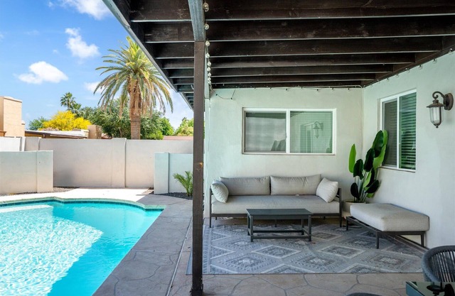 Modern Comfort~ Pool~ BBQ~ Prime Location