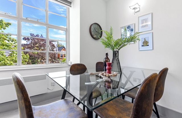 Modern Comforts 2 BD Flat - Sleeps 5