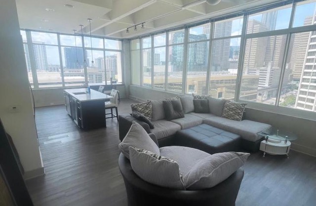 Modern Condo w/ Skyview