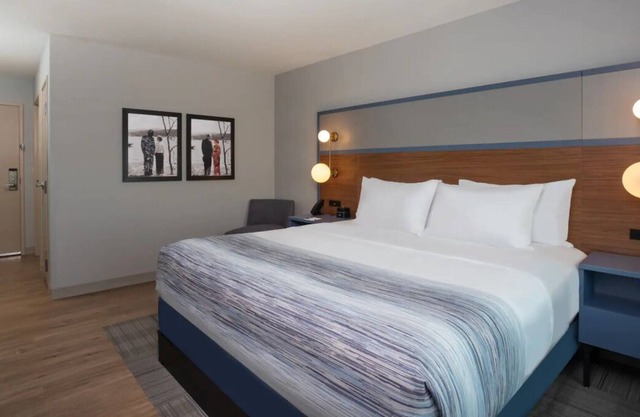 Modern Convenience! Relaxing Unit! Onsite Pool, FREE Breakfast, Parking!