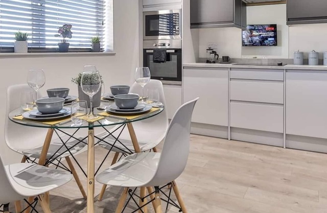Modern, Cosy and Convenient 3 Bed, 2 Bath House