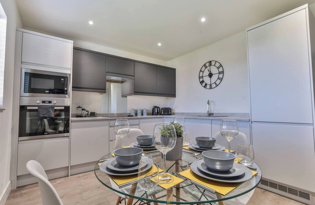 Modern, Cosy Whole house WiFi close to attractions