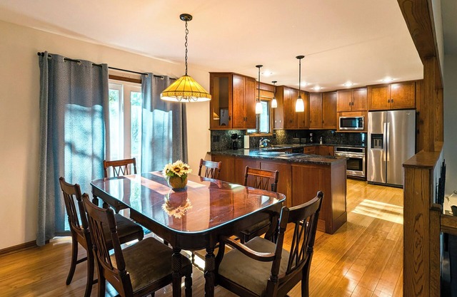 Modern & cozy 3BR family retreat in south Overland Park