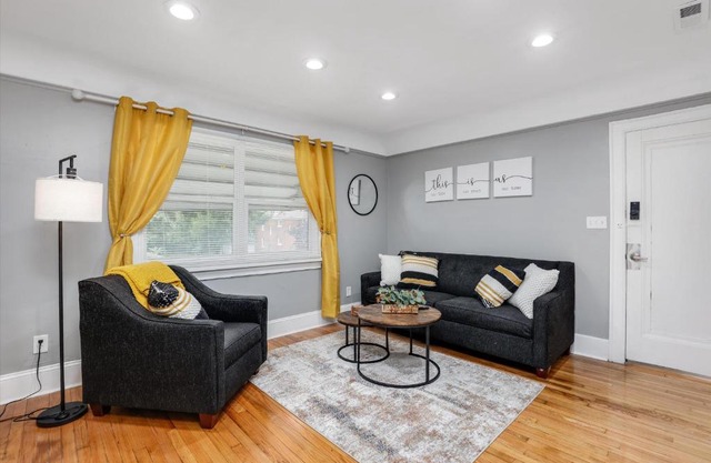 Modern & Cozy East Side Gem ~ Queen Beds ~ Parking