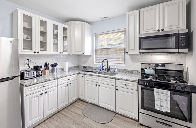 Modern & Cozy near MDW & ORD ~ Queen Beds, Parking