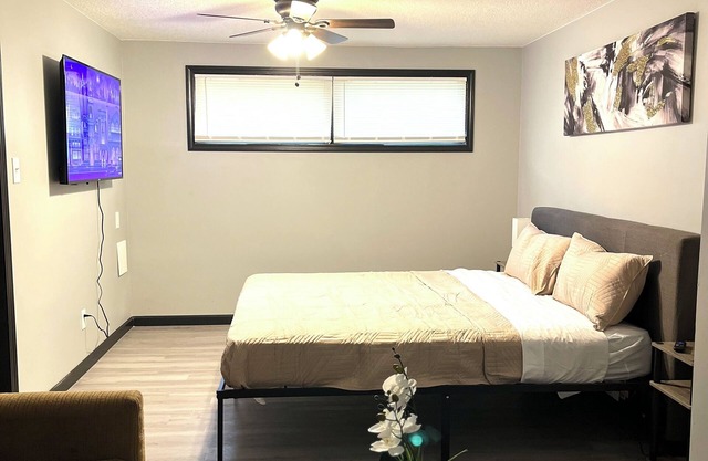 Modern Cozy Retreat in Topeka, 4-bedroom