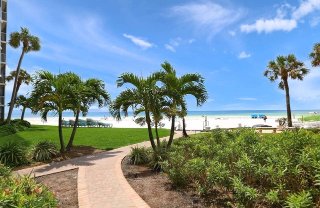 Modern Crystal Sands Villa: Private Beach, 2 Heated Pools, Steps to Crescent Beach & Siesta Key Fun