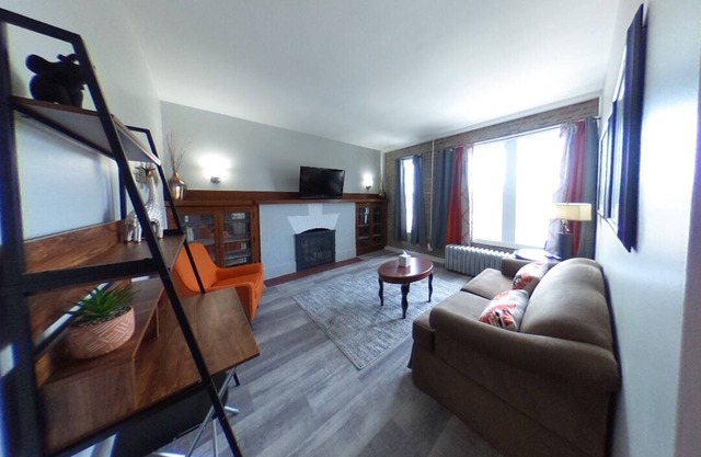 Modern Downtown 1 Bedroom 5 min from the Beach!