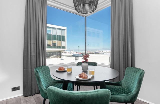 Modern Downtown Apartment - Harbour View