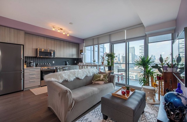 Modern Downtown Condo - 1BR + 1BA + Sofabed