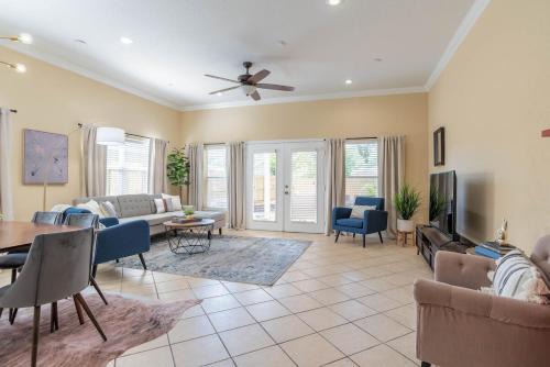 Modern DT Home-King size Bed-Patios-Long Stays-WiFi