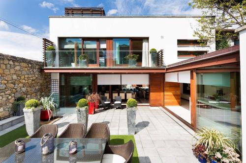 Modern Elegance, steps from the Aviva! Home Cinema