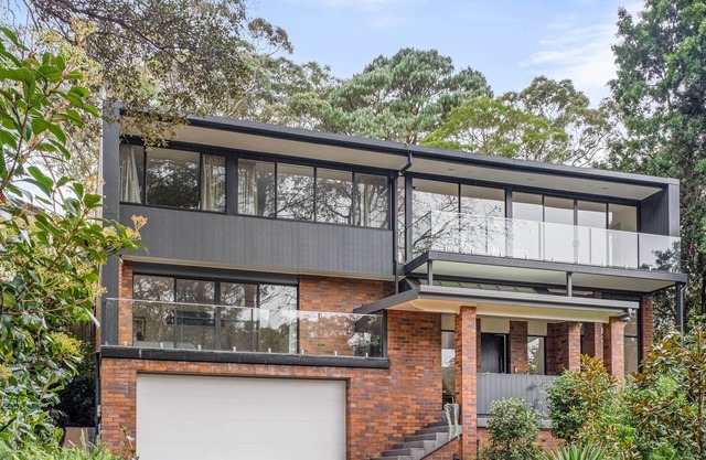 Modern Family Home, Quiet and Bright Living Spaces. Minutes to Train!