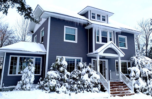 Modern Family Retreat, Steps to Mirror Lake/Main St, Hot Tub, Game Room, Deck