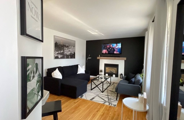 Modern family-sized home nearby Downtown Barrie with numerous amenities & deck.