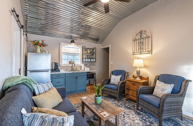 Modern farmhouse cottage close to downtown Bandera