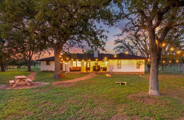 Modern Farmhouse - Hill Country Getaway - Texas Wine Country