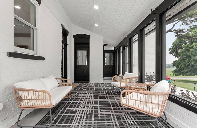 Modern Farmhouse just 30 minutes from Nationally ranked hiking!