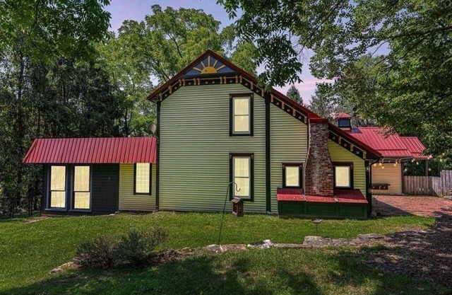 Modern farmhouse near WVU and outdoor activities! Fire Pit, Hot tub. Bring Pets!