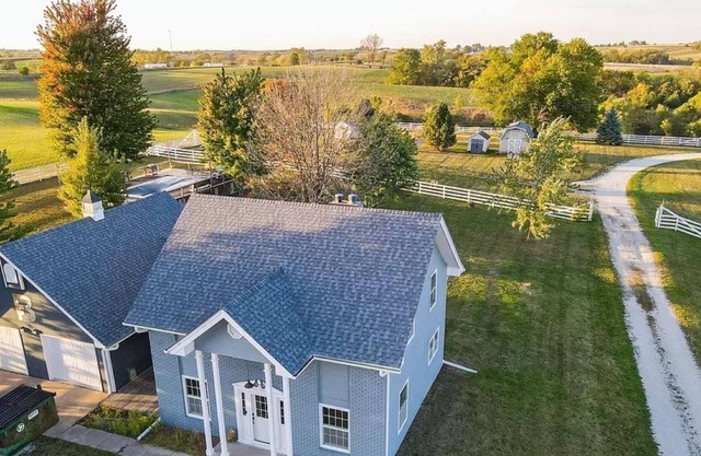 Modern Farmhouse with pond and large deck close to wineries and covered bridges