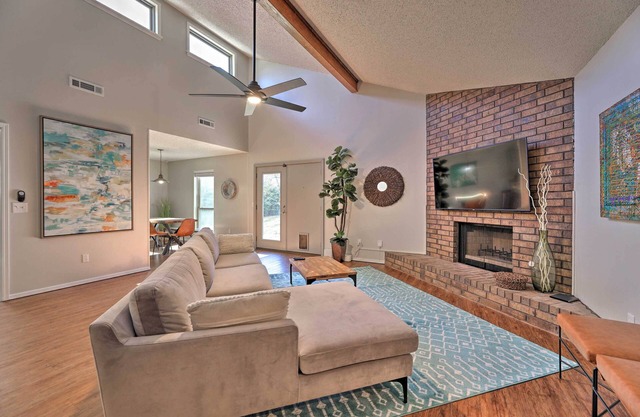Modern Fayetteville Home < 1 Mi to U of A!