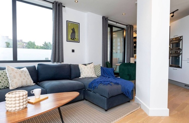 Modern Flat with Private Balcony | Lift access