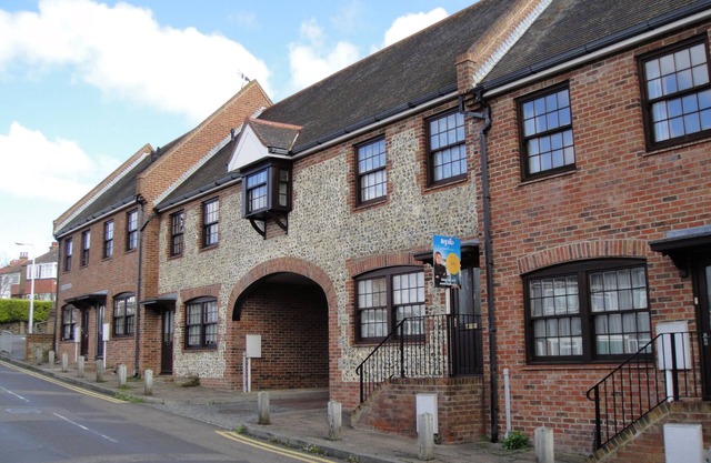 Modern flint stone cottage, moments from beach (child friendly) - new low rates