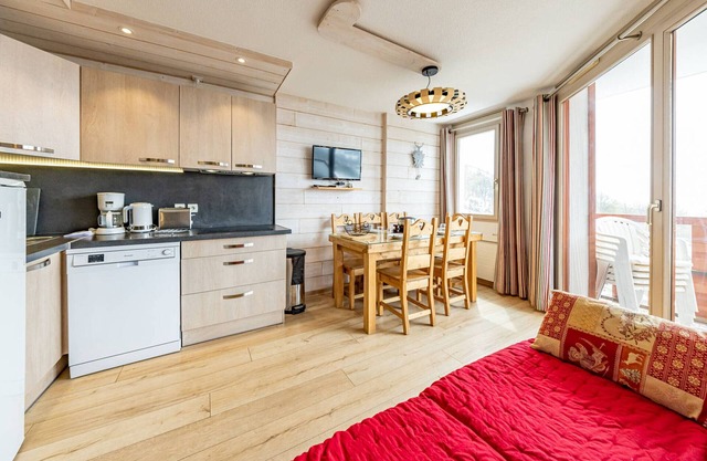 Modern apt for 6 with balcony, near slopes and shops