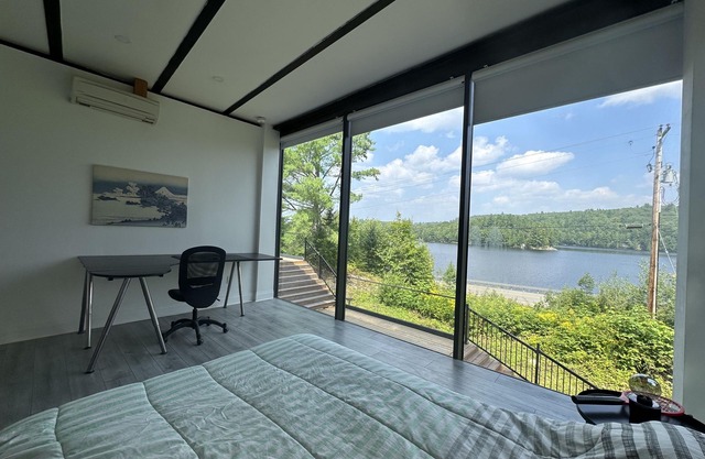 Modern Glass Cottage facing Lake with Hot tub