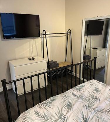 Modern ground floor apartment Close to A45 A46 M1 M6 M69