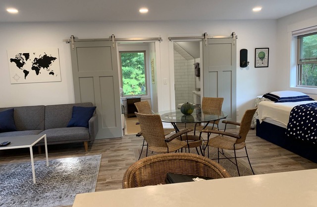 Modern Guest Suites in Beautiful Wooded Setting, Steps to Lake MI Sleeps 6