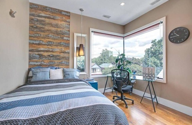 Modern, high-end home, LOTs of natural lighting - 10 Min to Downtown!