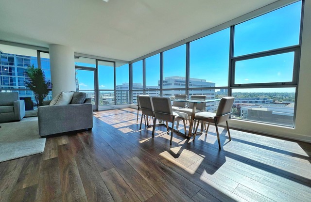 Modern High Rise - 2BR 2BA, Pool, Gym, and Amazing Sunset Views!
