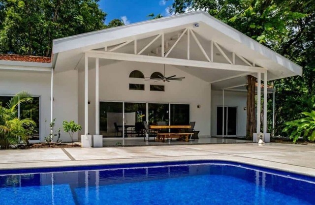 Modern Home and Guesthouse in a Peaceful Gated Community with a Private Swimming